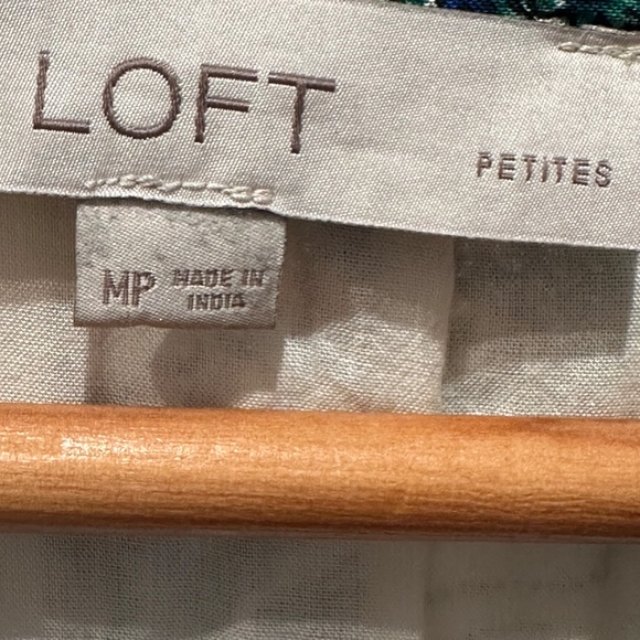 A floral shirt by Loft - Picture 2 of 4